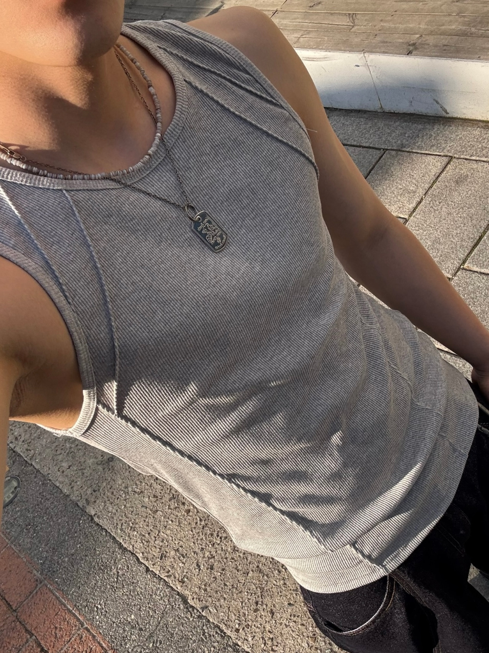 민소매 모델 착용 이미지-S1L86