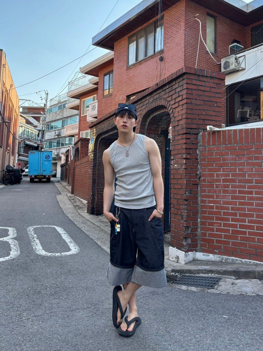 민소매 모델 착용 이미지-S1L59