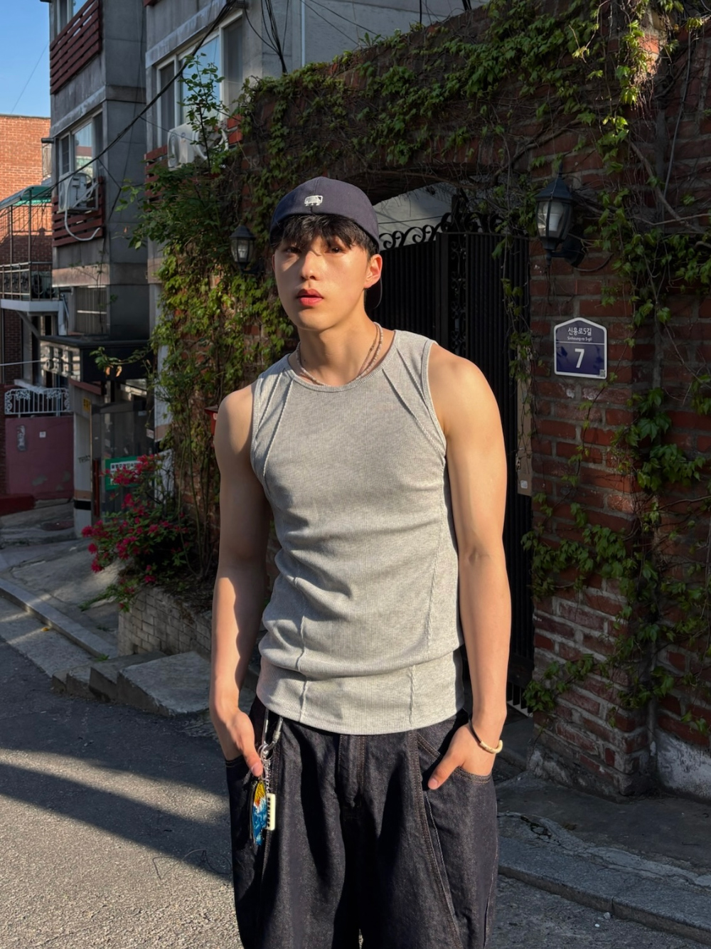 민소매 모델 착용 이미지-S1L43