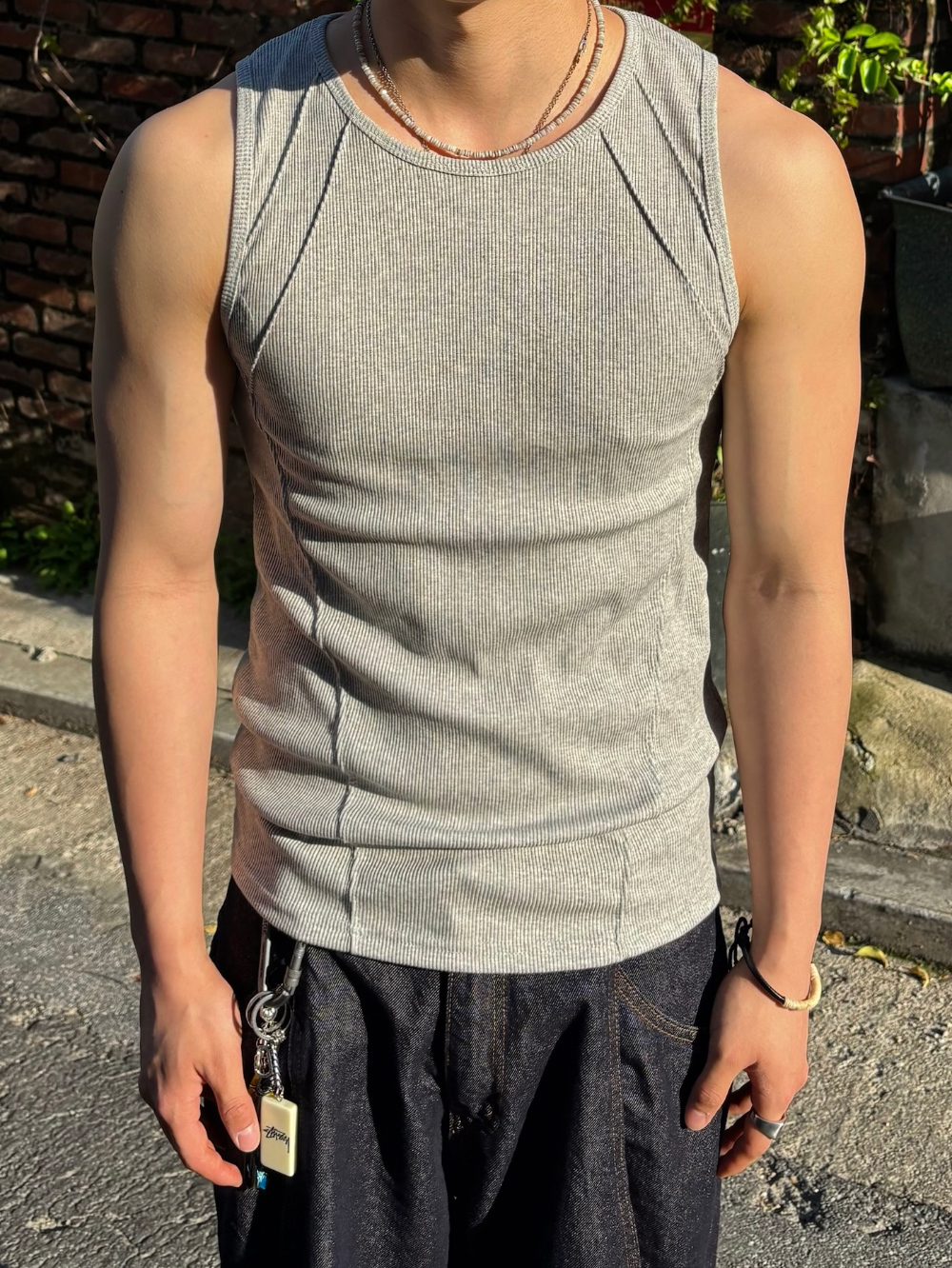 민소매 모델 착용 이미지-S1L84