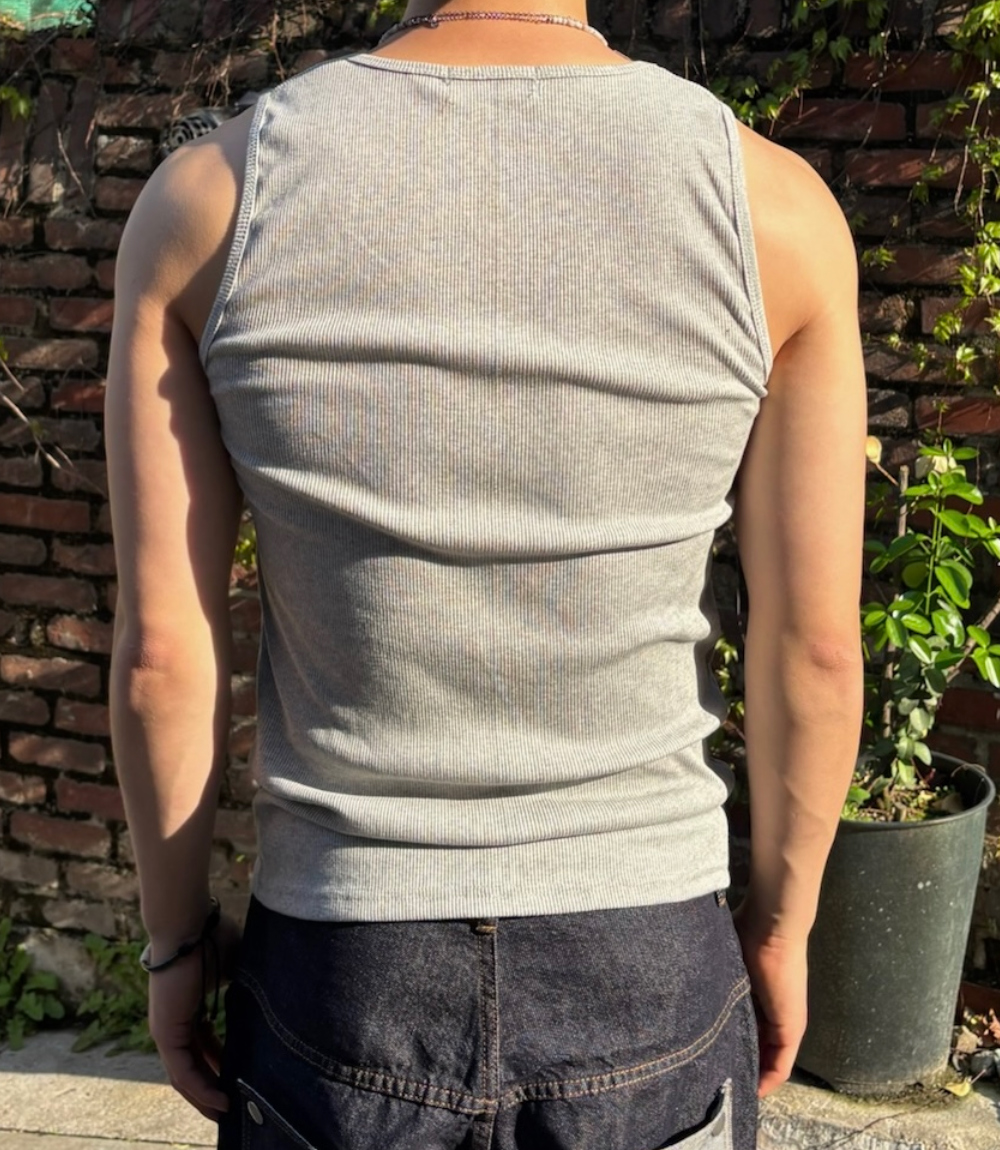 민소매 모델 착용 이미지-S1L85