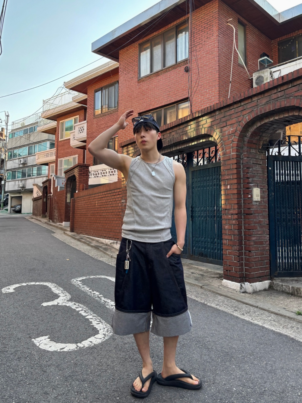 민소매 모델 착용 이미지-S1L65