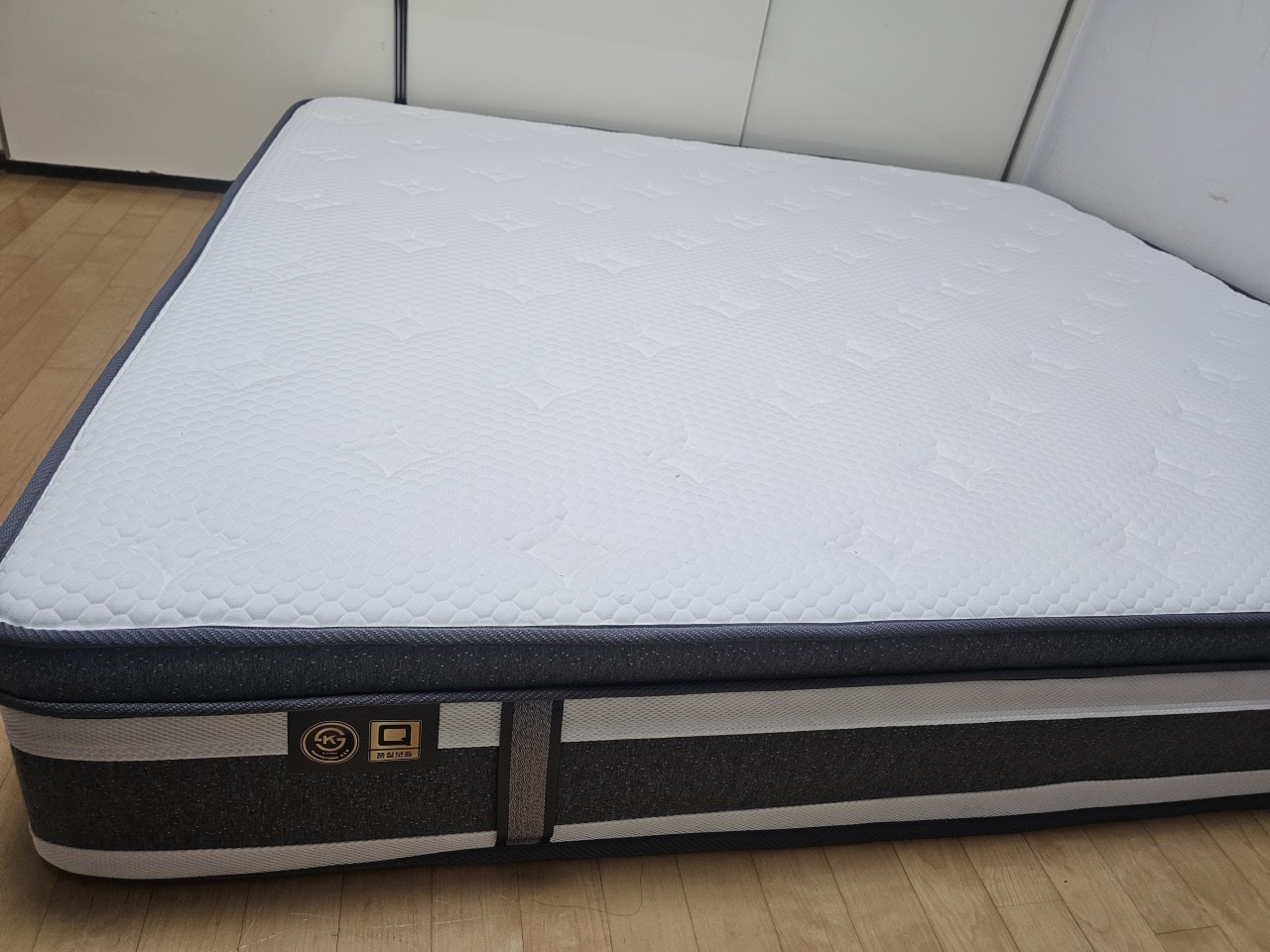 이미 쓰고 있는 지인의 추천으로 아이들방 저희부부방까지 바꿨어요! 그전에 킹사이즈쓰다 이제는 라지킹 샀는데 넓어서 만족해요!!쿠션감도  적당하고요~ 빠른배송과 설치기사님의 센스까지 감사합니다~ 상품 사용후기 | 웰퍼니처