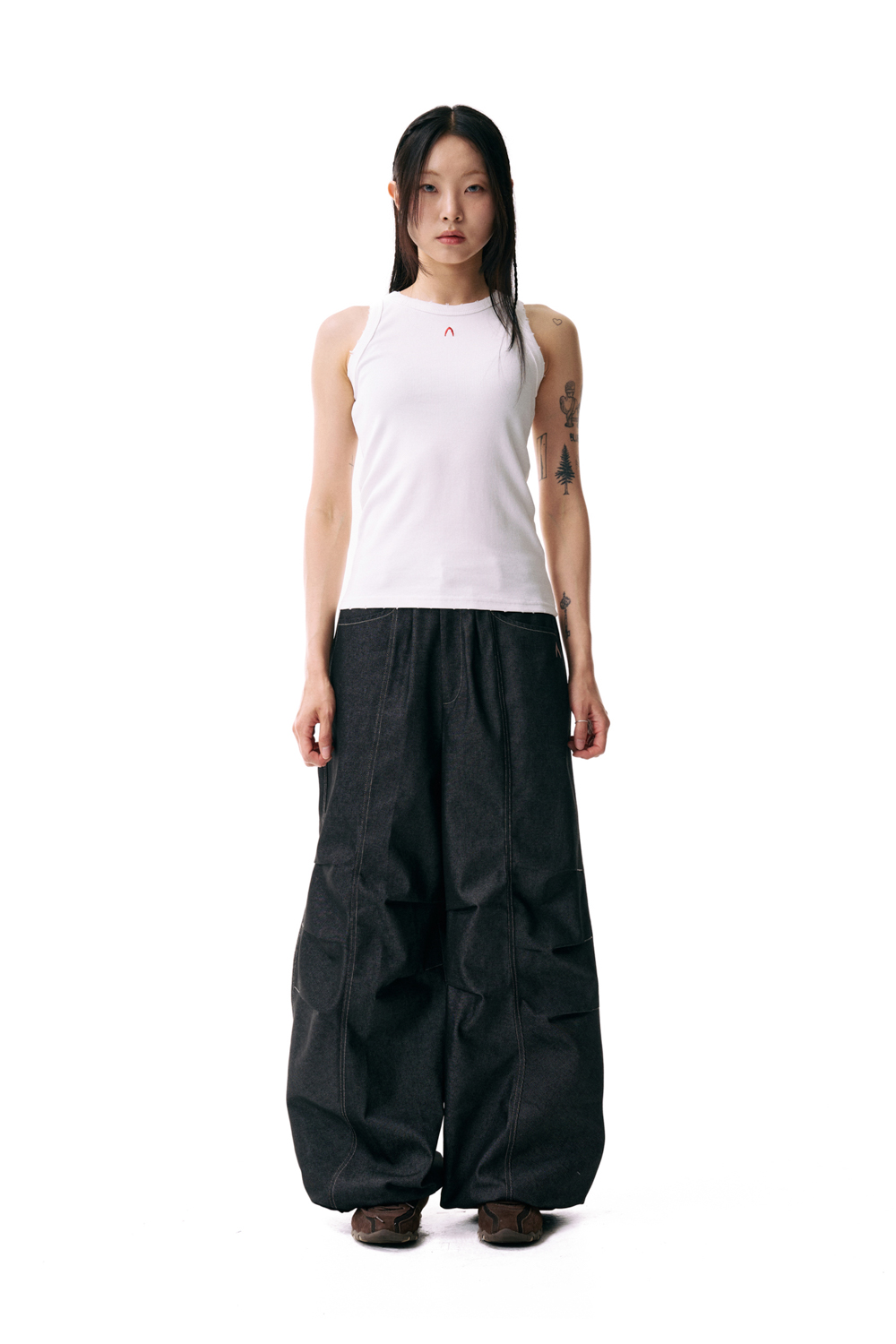 Knee Pin-tuck Printed Denim Pants (Black) - AAKAM