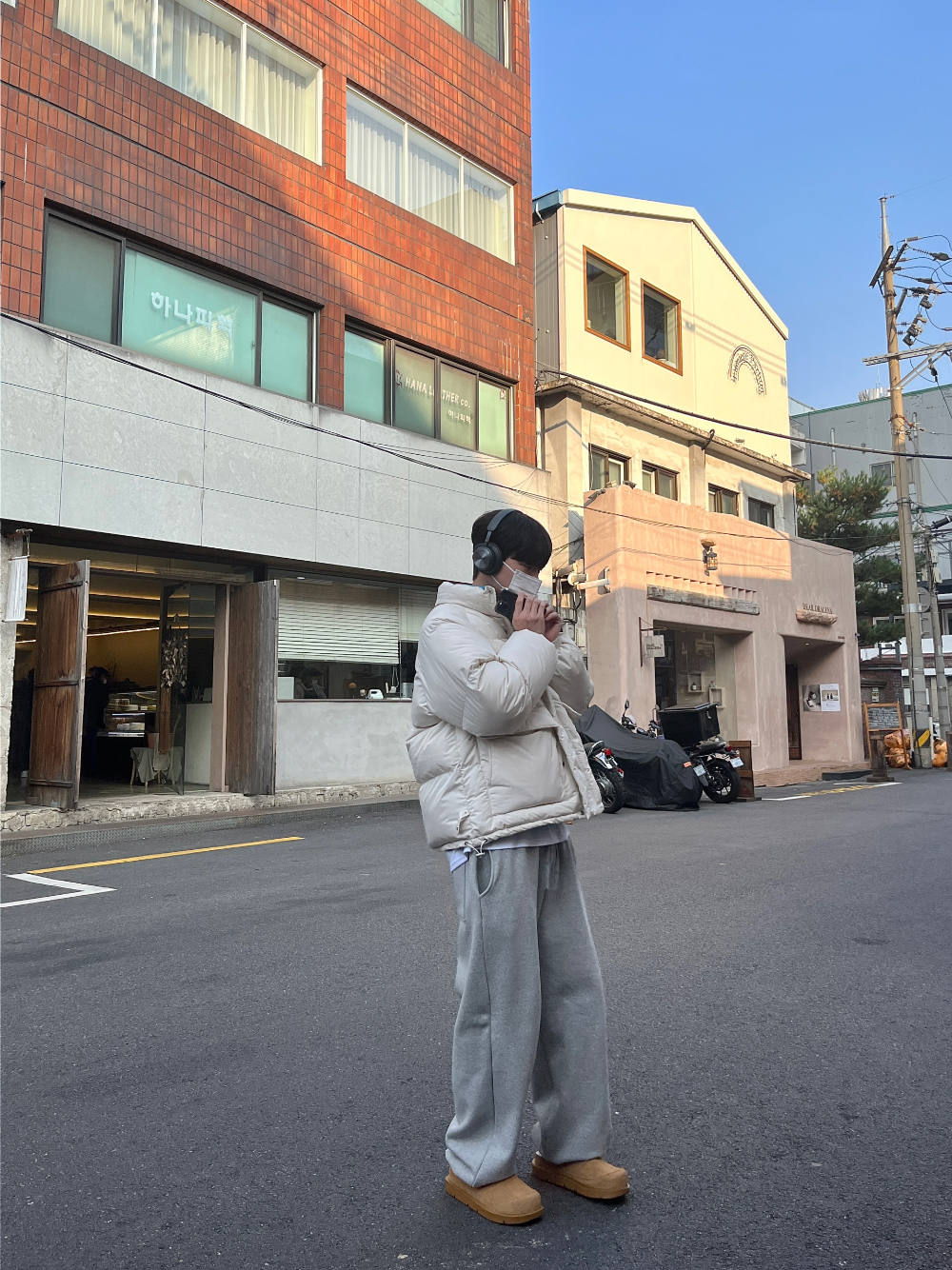 바지 모델 착용 이미지-S22L3