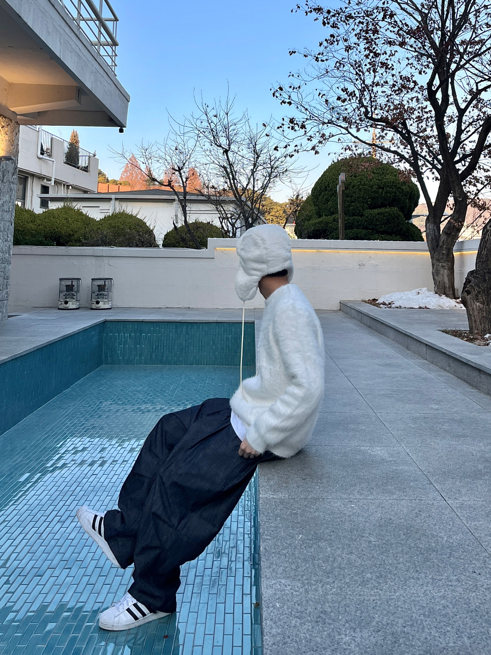 긴팔 티셔츠 모델 착용 이미지-S72L18