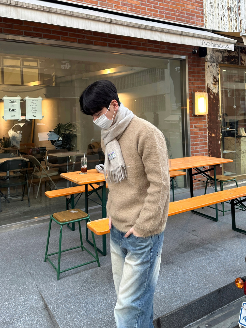 긴팔 티셔츠 모델 착용 이미지-S72L28