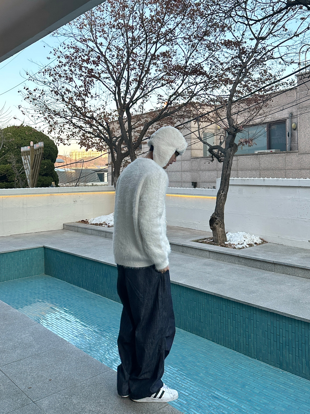긴팔 티셔츠 모델 착용 이미지-S72L3
