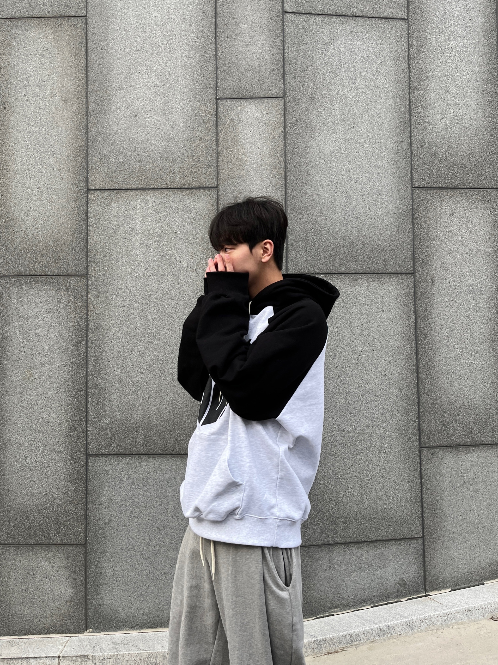 긴팔 티셔츠 모델 착용 이미지-S56L10