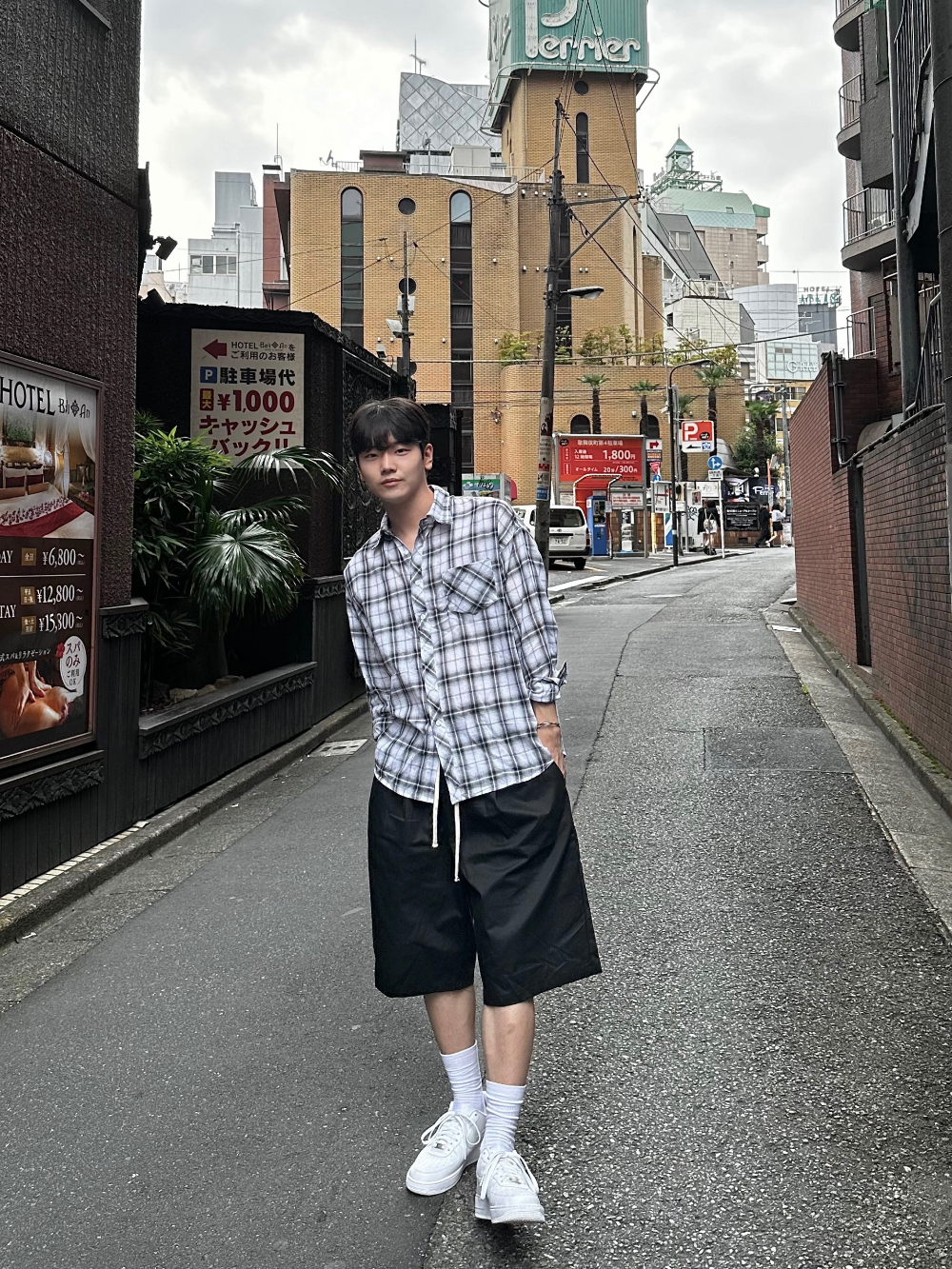 반바지 모델 착용 이미지-S38L17