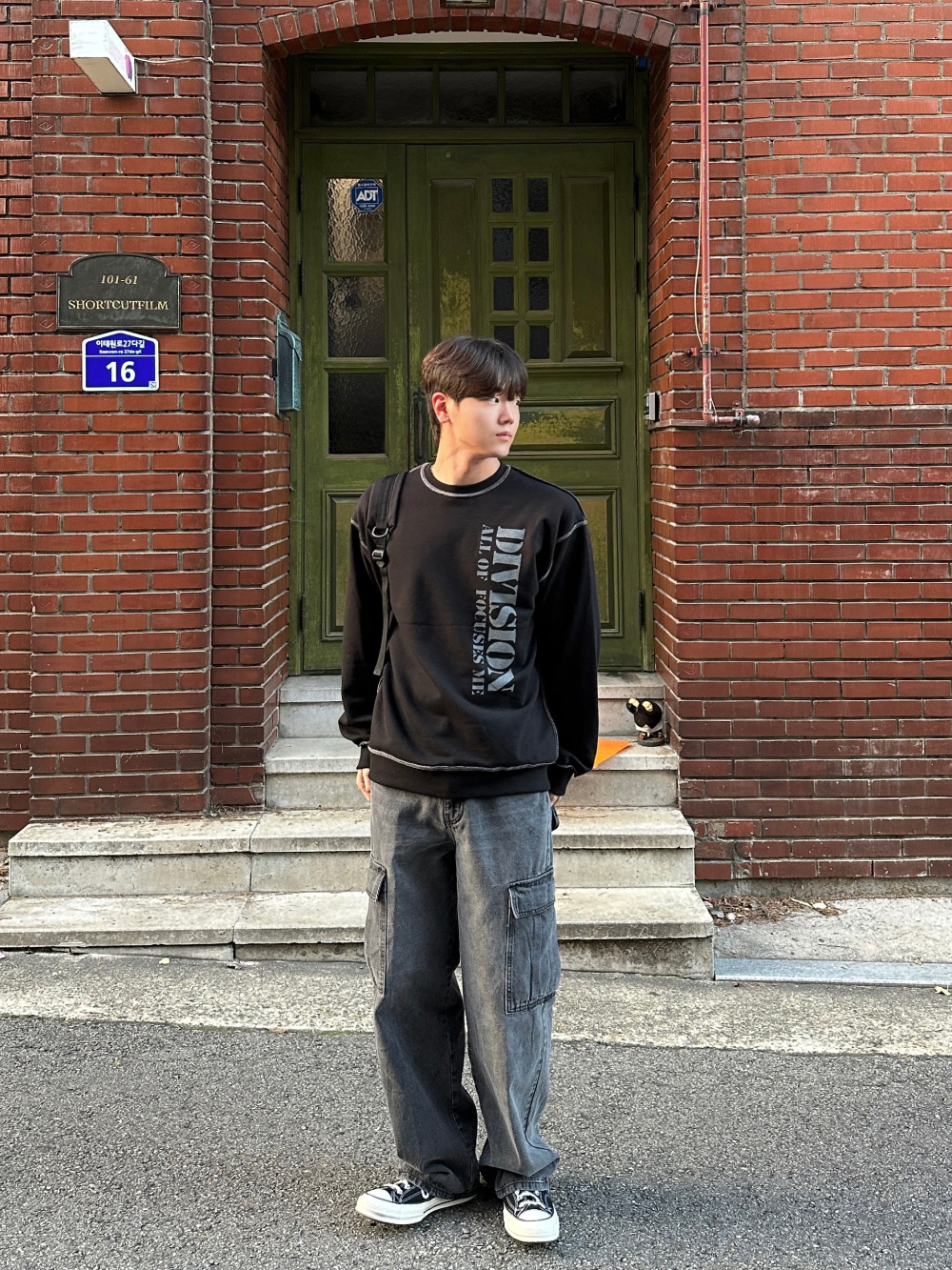 바지 모델 착용 이미지-S66L10