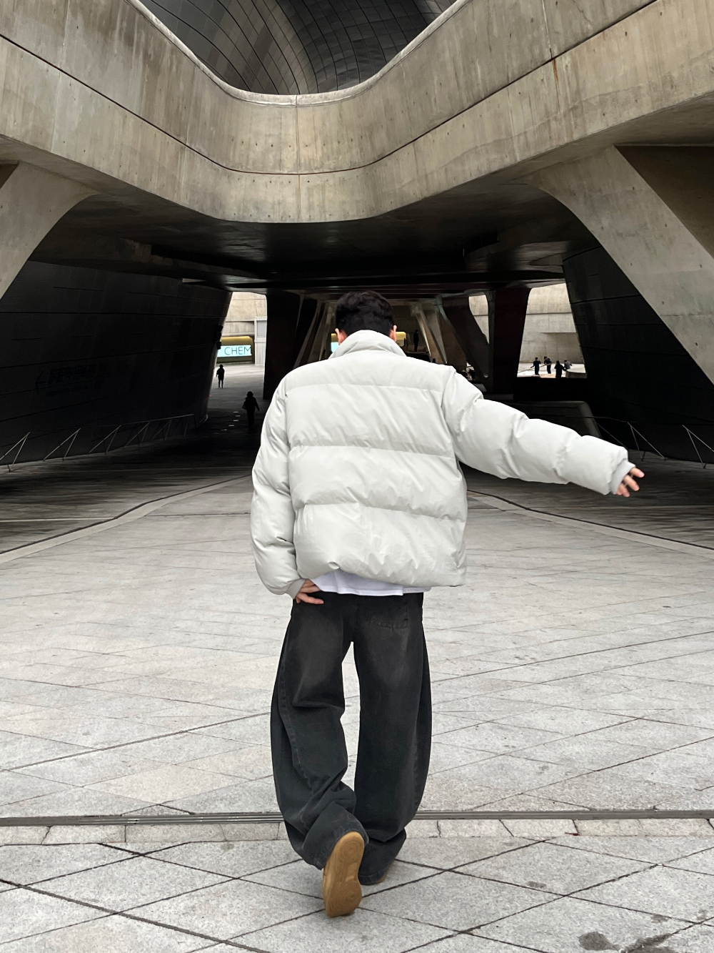 바지 모델 착용 이미지-S76L21