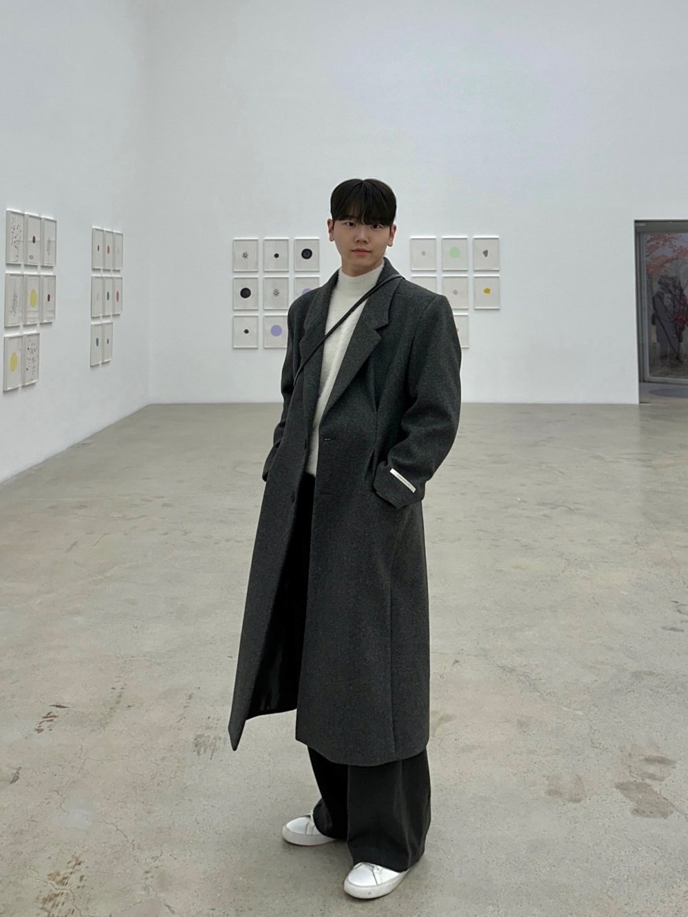 긴팔 티셔츠 모델 착용 이미지-S55L23