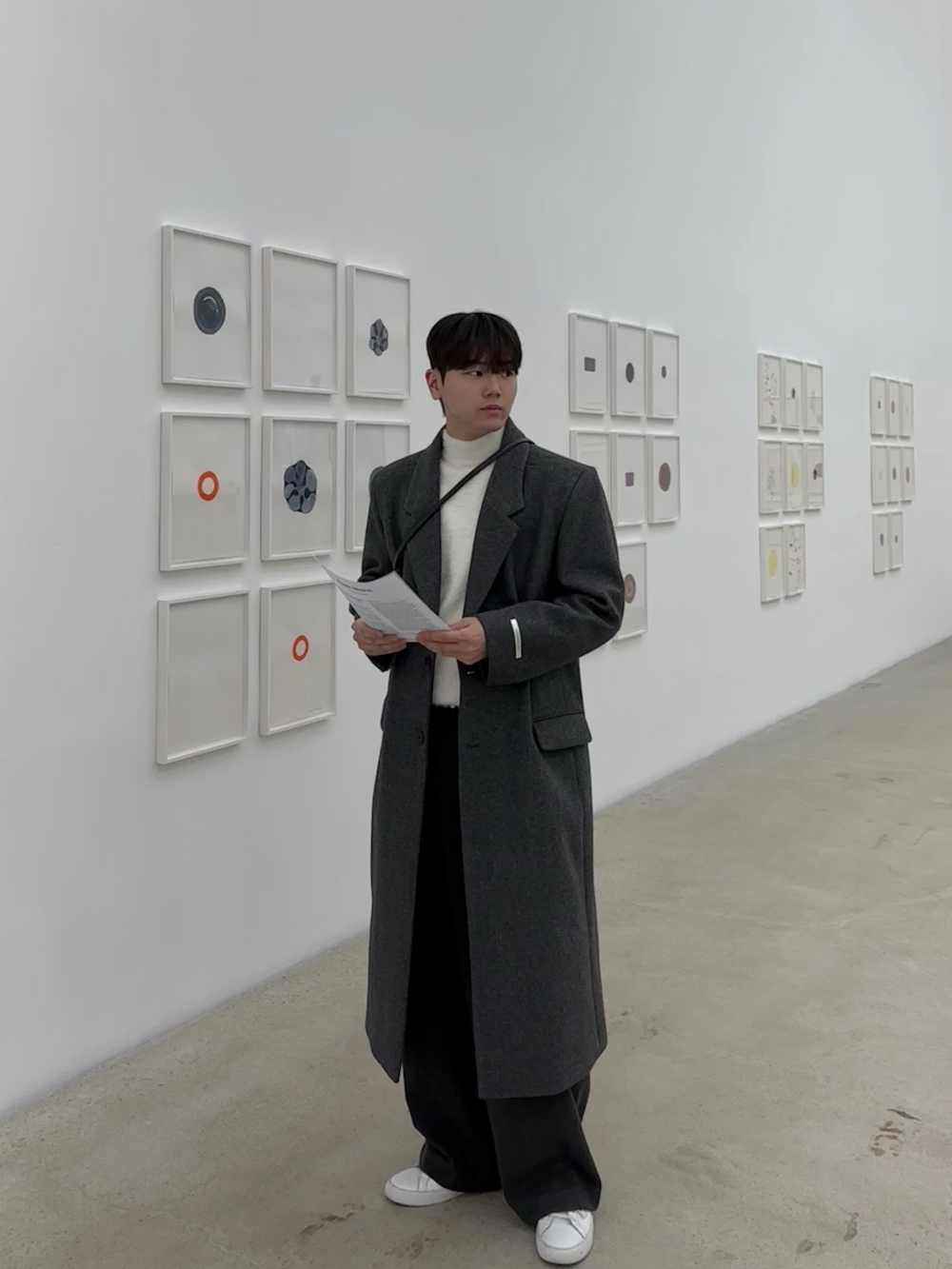 긴팔 티셔츠 모델 착용 이미지-S55L2