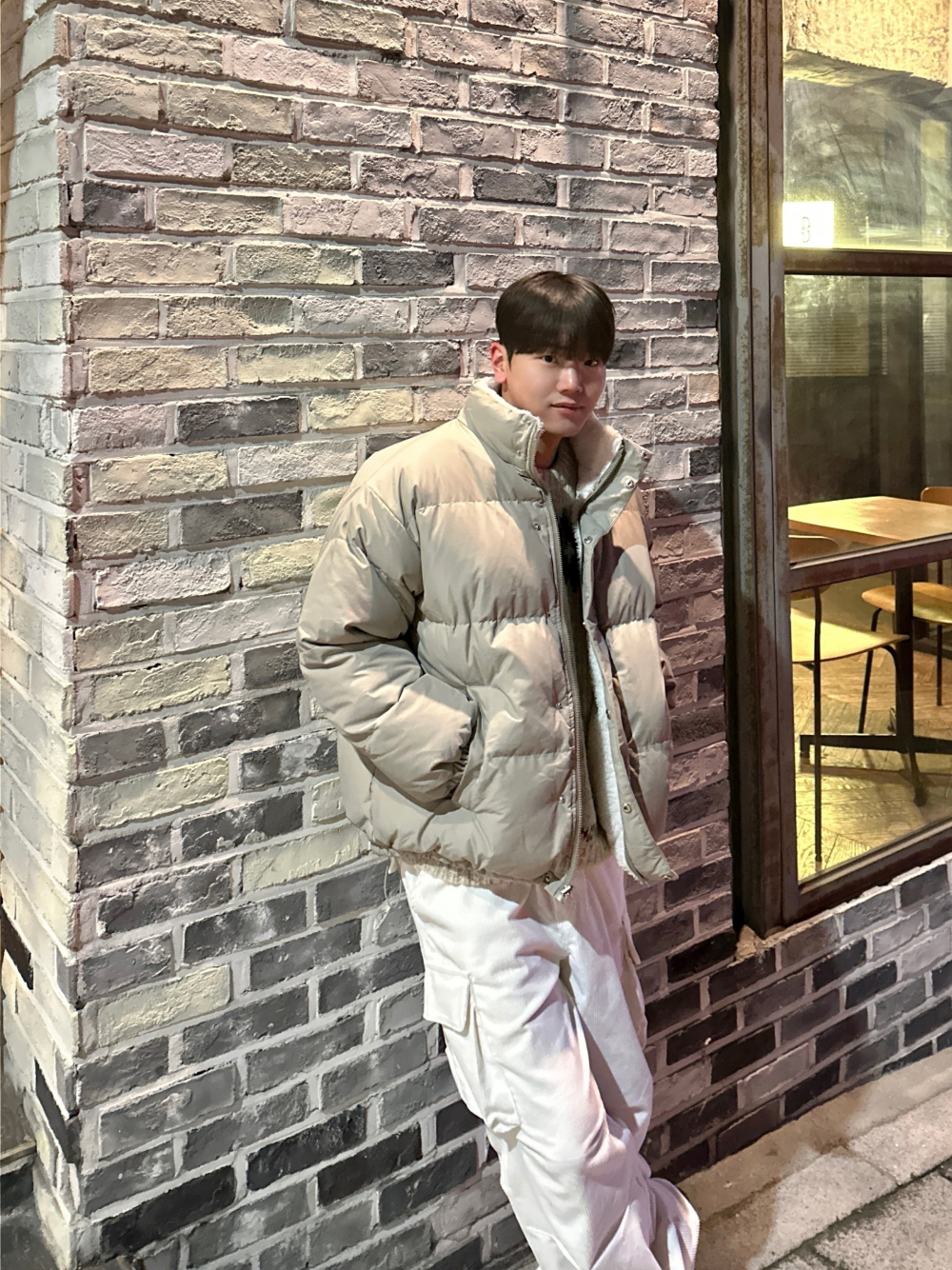 긴팔 티셔츠 모델 착용 이미지-S67L65