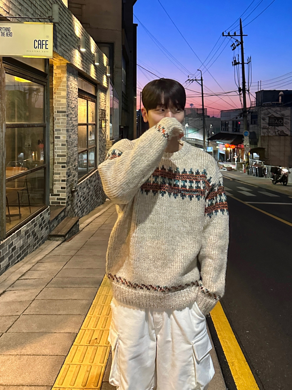 긴팔 티셔츠 모델 착용 이미지-S68L4