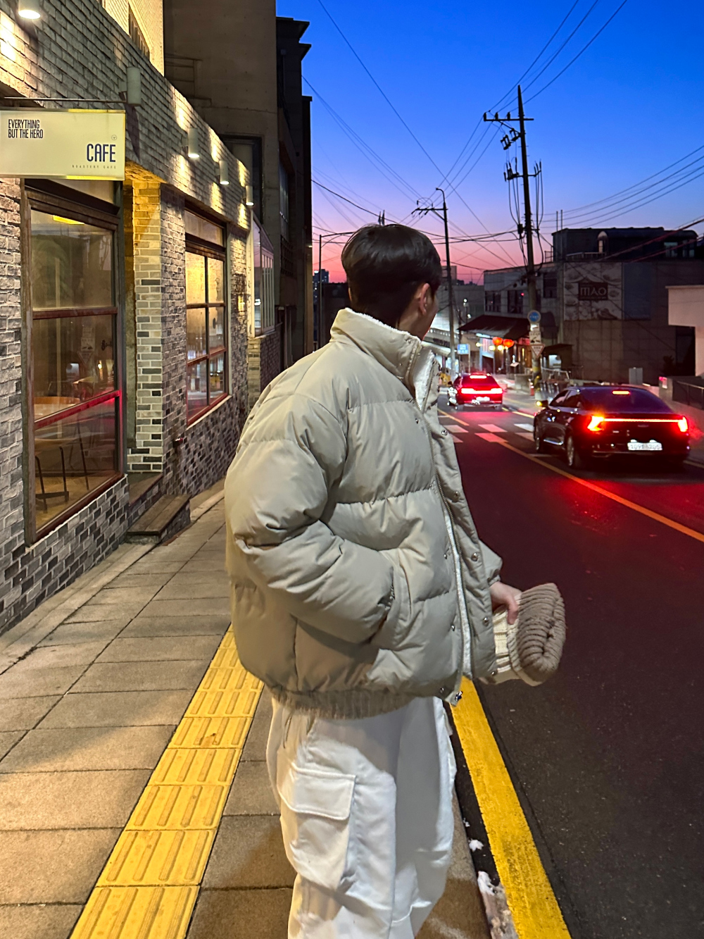 긴팔 티셔츠 모델 착용 이미지-S67L56