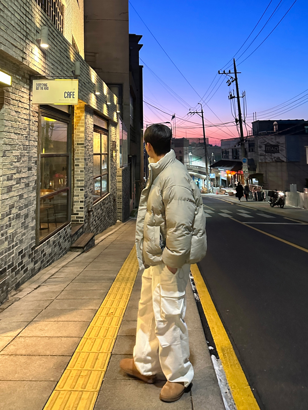 긴팔 티셔츠 모델 착용 이미지-S67L52