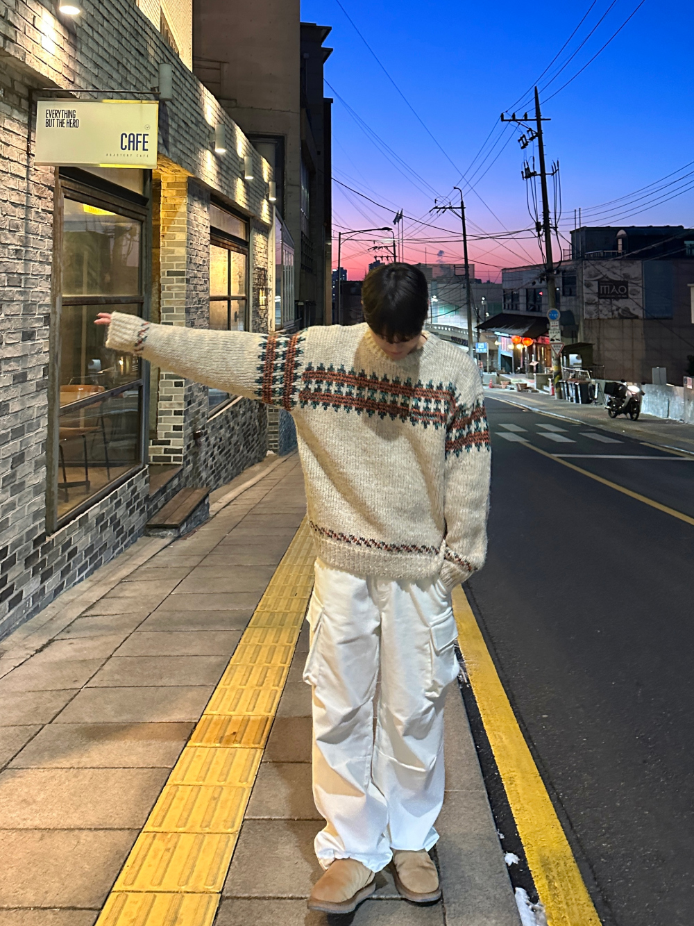긴팔 티셔츠 모델 착용 이미지-S68L1