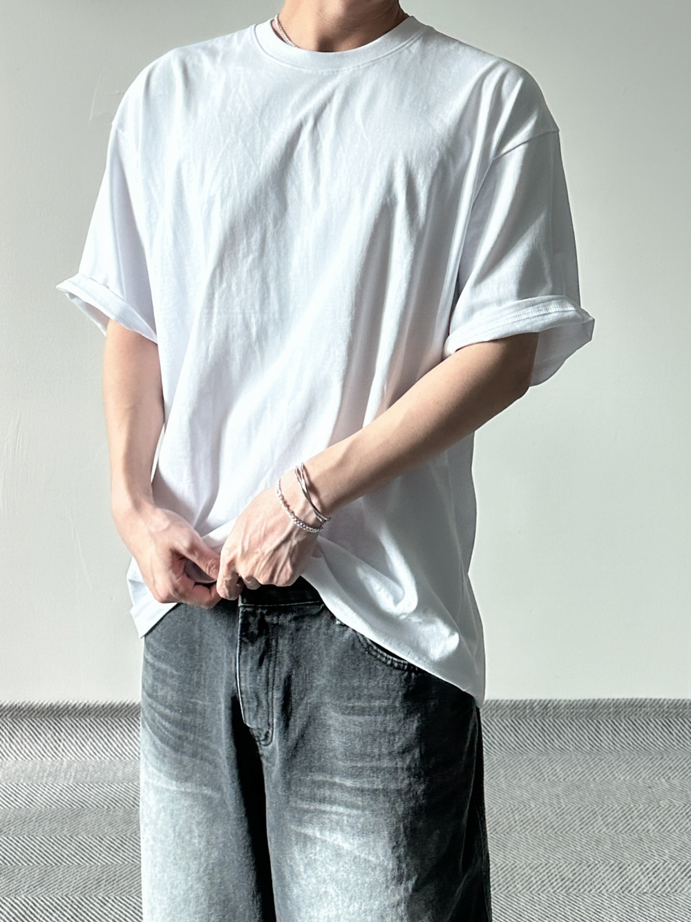 반팔 티셔츠 모델 착용 이미지-S30L1