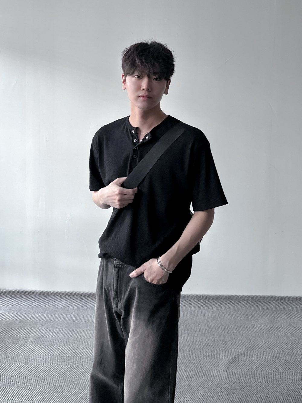 반팔 티셔츠 모델 착용 이미지-S32L64