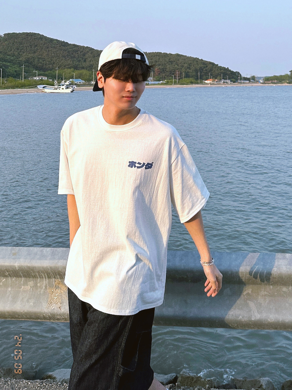 반팔 티셔츠 모델 착용 이미지-S33L11