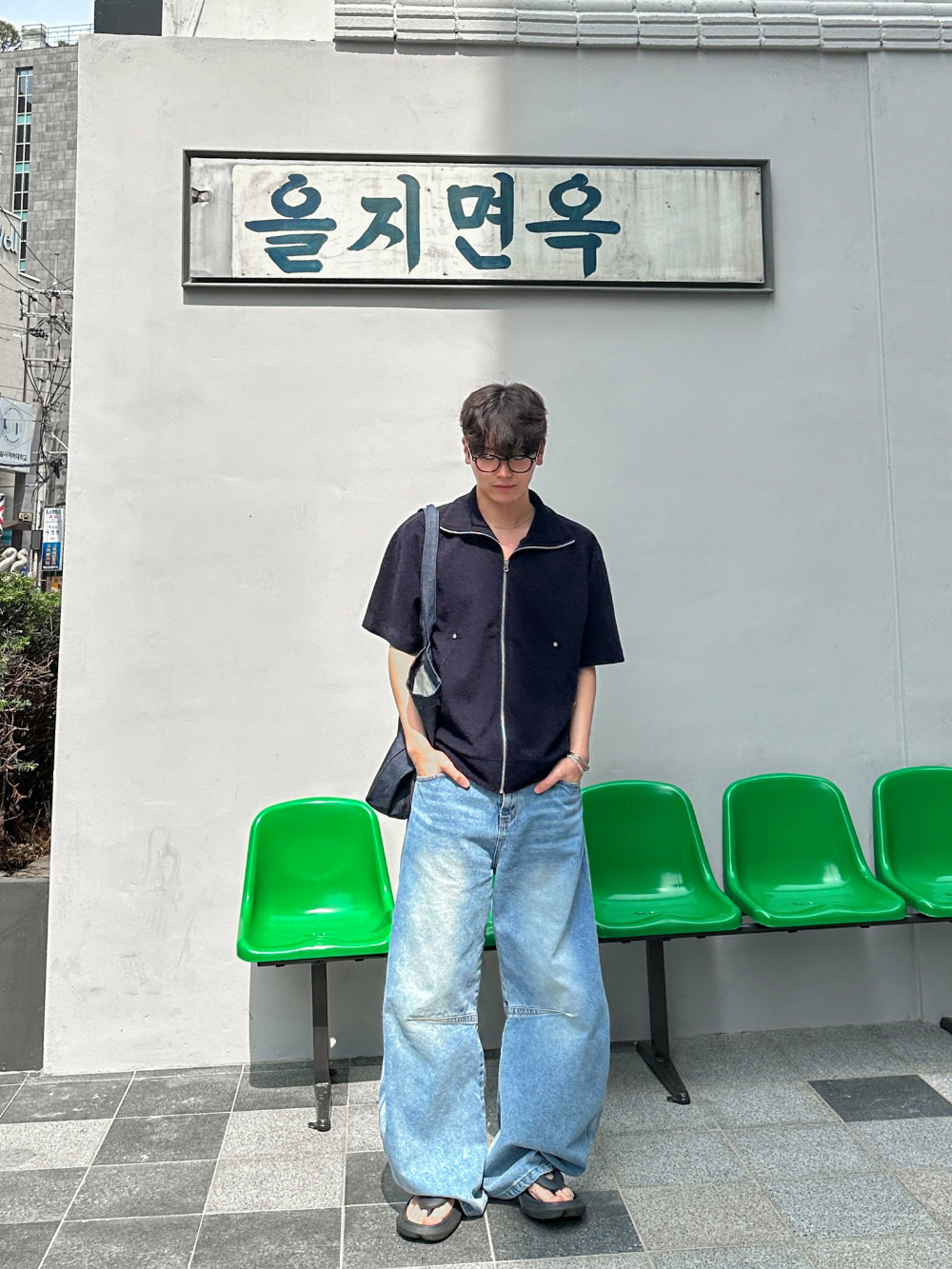 반팔 티셔츠 모델 착용 이미지-S35L10