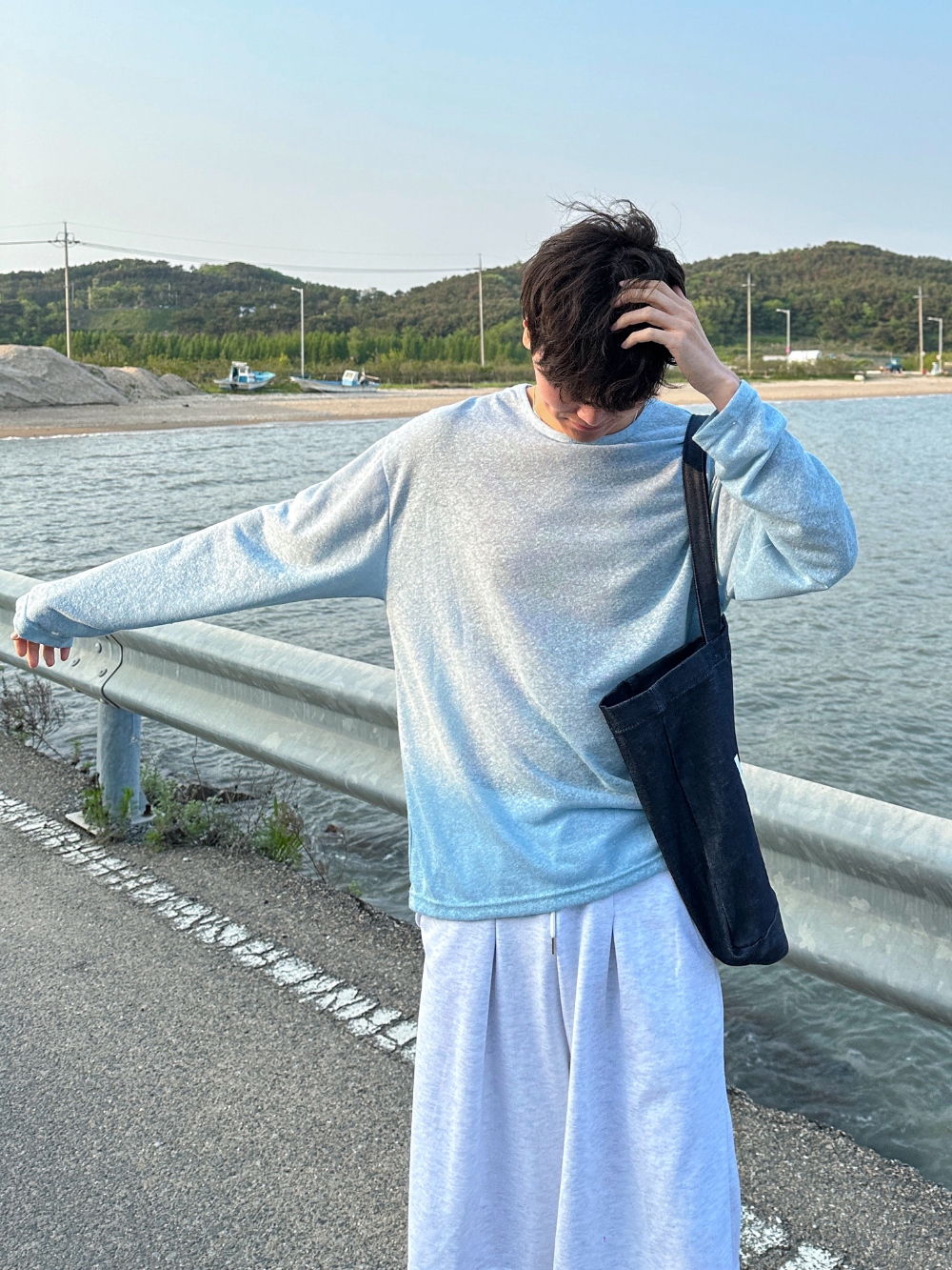긴팔 티셔츠 모델 착용 이미지-S33L4