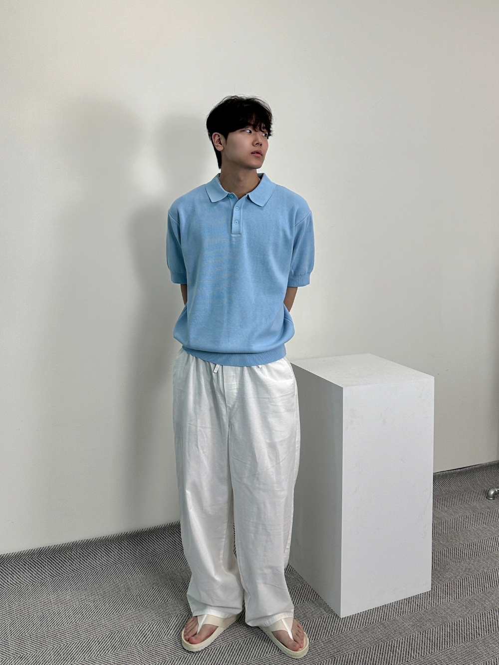 반팔 티셔츠 모델 착용 이미지-S33L24
