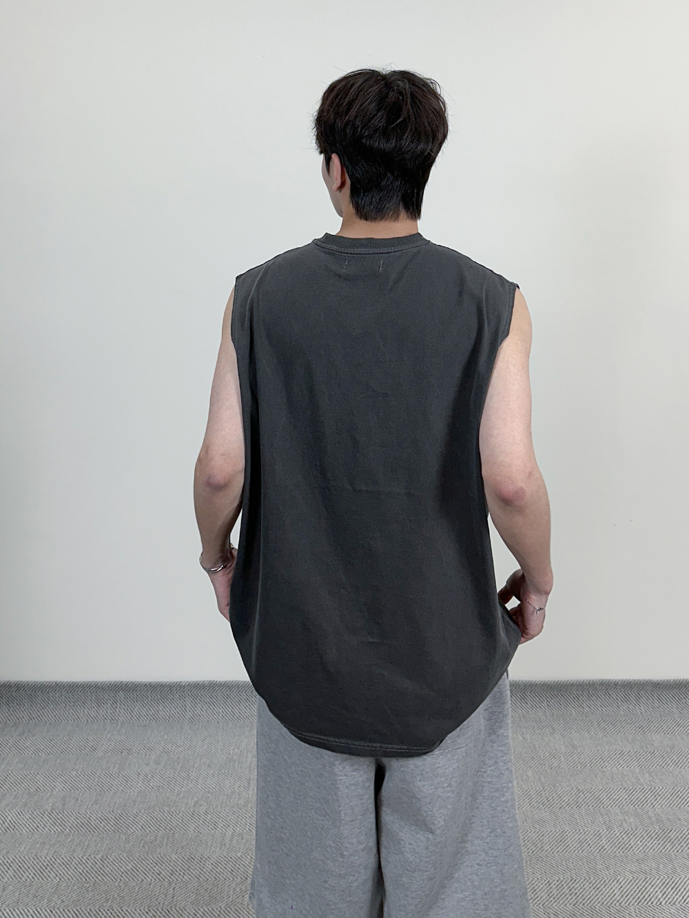 민소매 모델 착용 이미지-S43L57