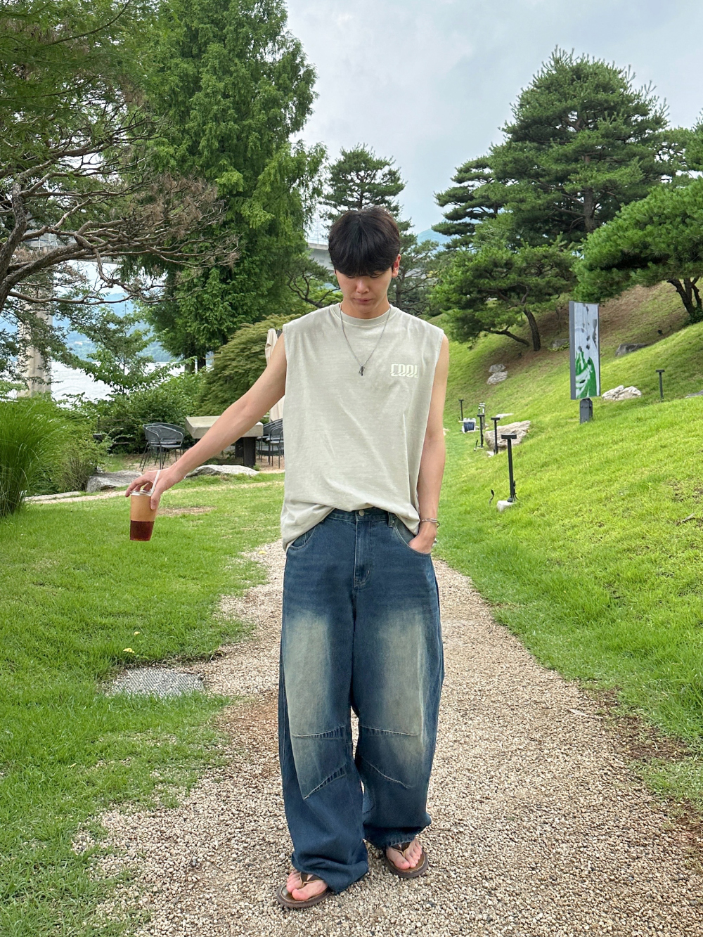 민소매 모델 착용 이미지-S43L15