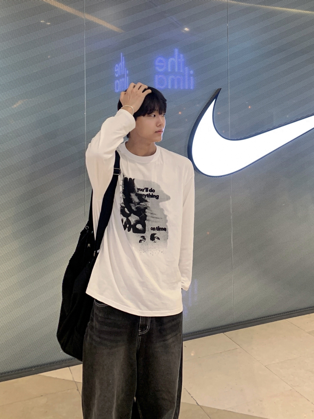 긴팔 티셔츠 모델 착용 이미지-S48L40
