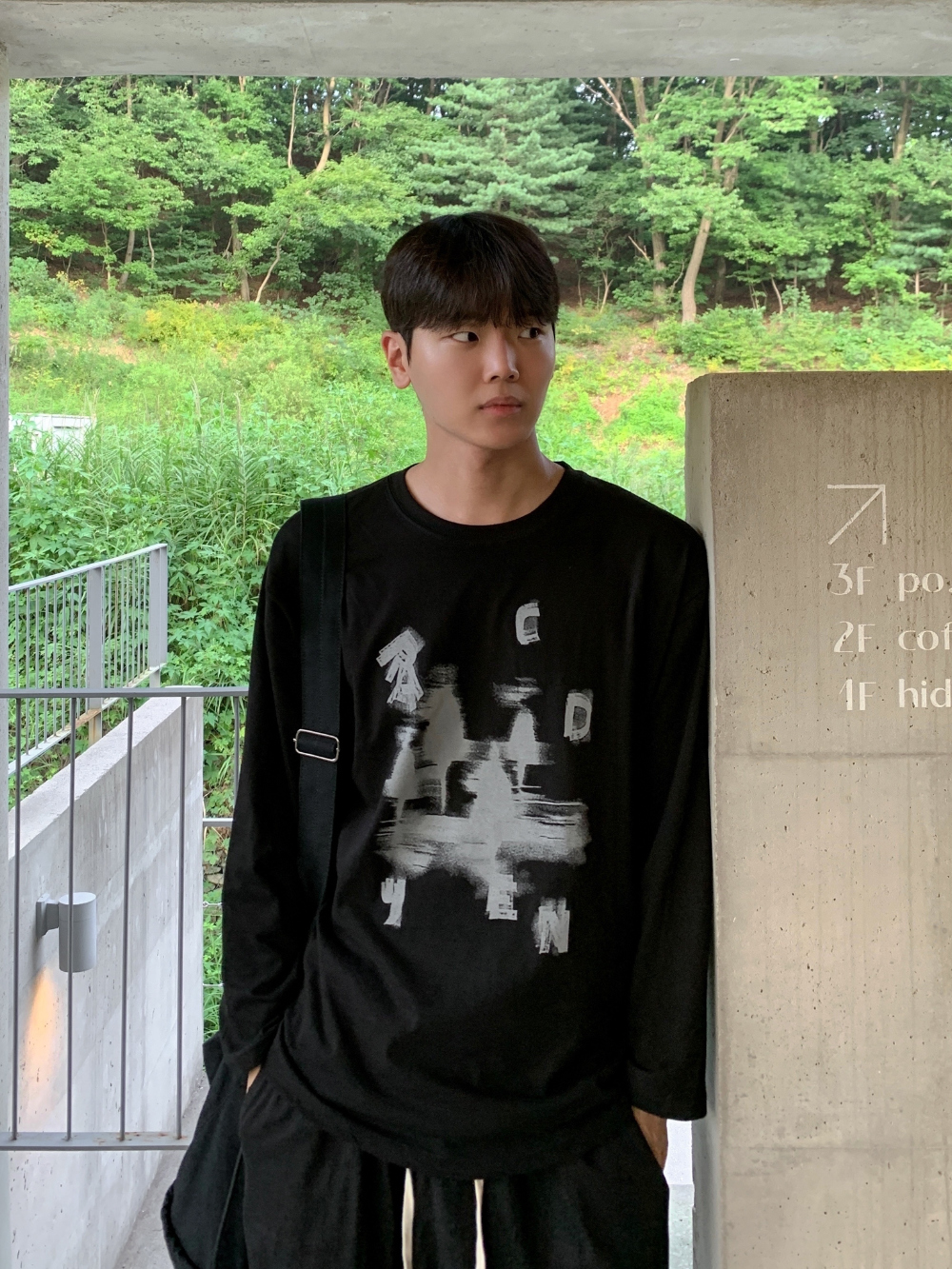 긴팔 티셔츠 모델 착용 이미지-S46L20