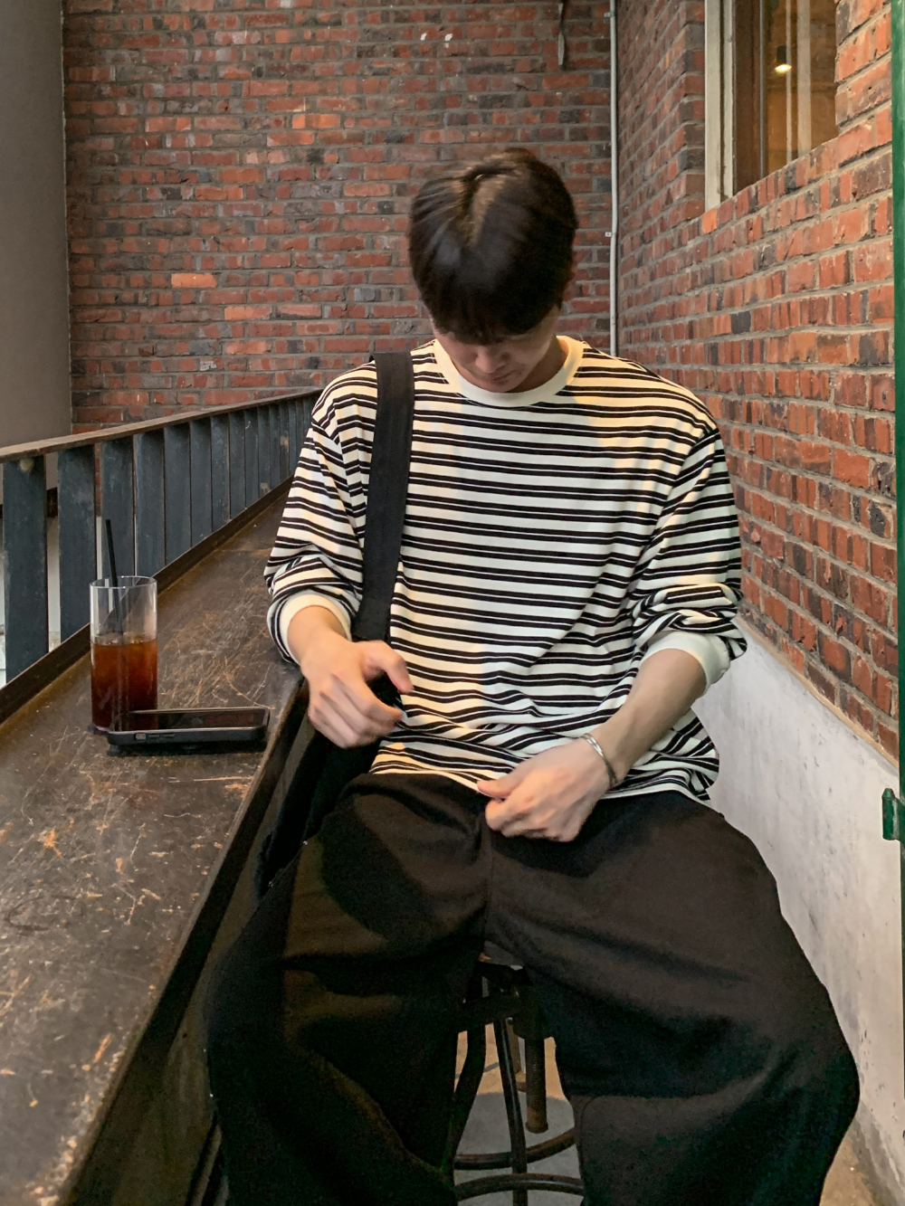 긴팔 티셔츠 모델 착용 이미지-S48L36