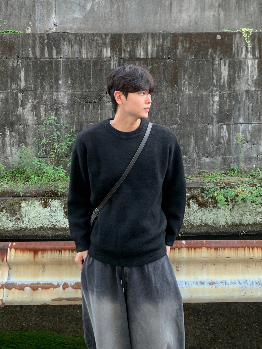 긴팔 티셔츠 모델 착용 이미지-S72L17