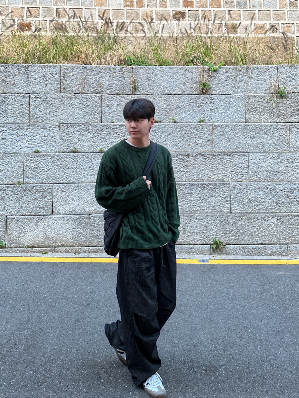 긴팔 티셔츠 모델 착용 이미지-S83L3