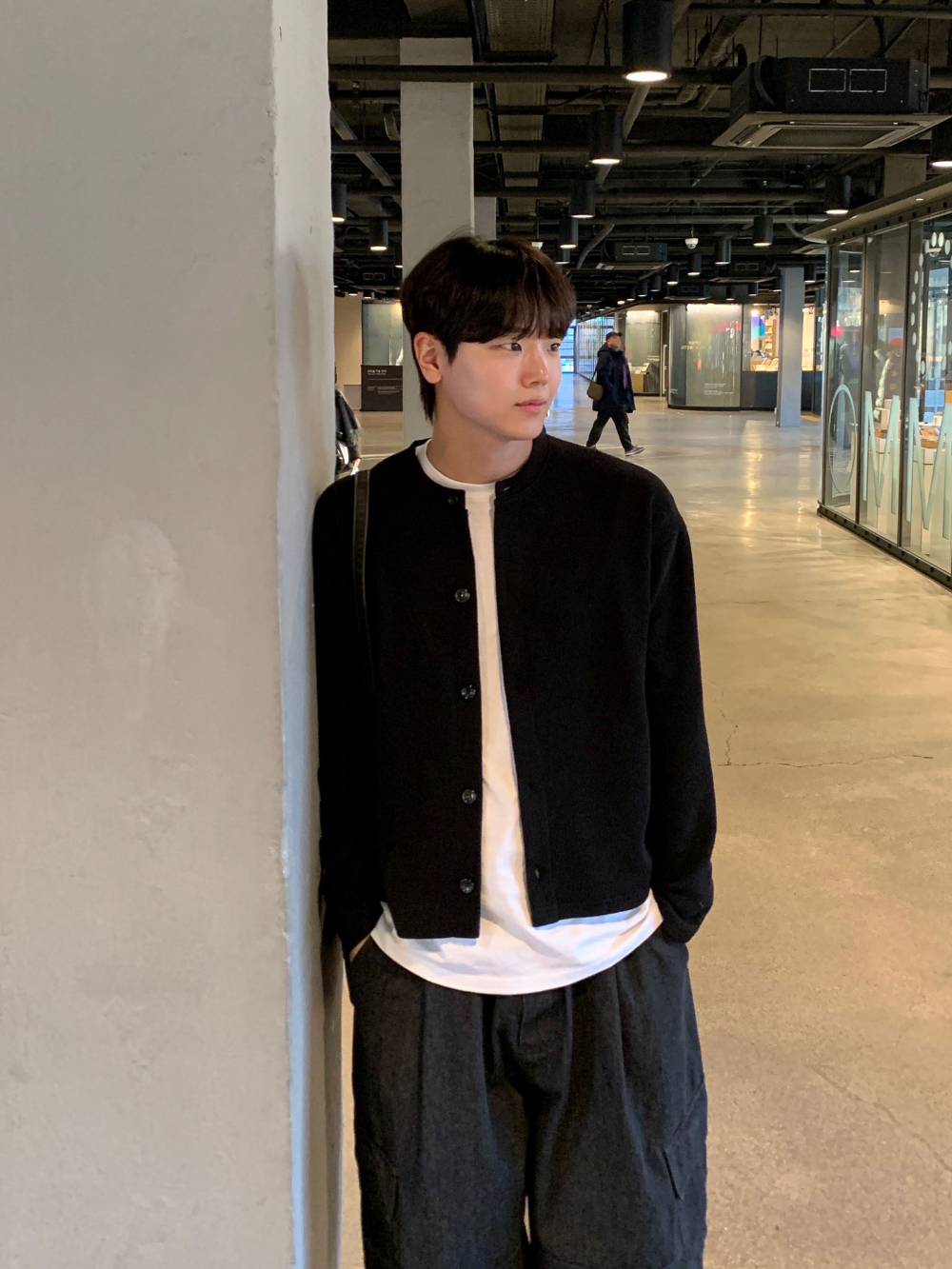 긴팔 티셔츠 모델 착용 이미지-S118L19