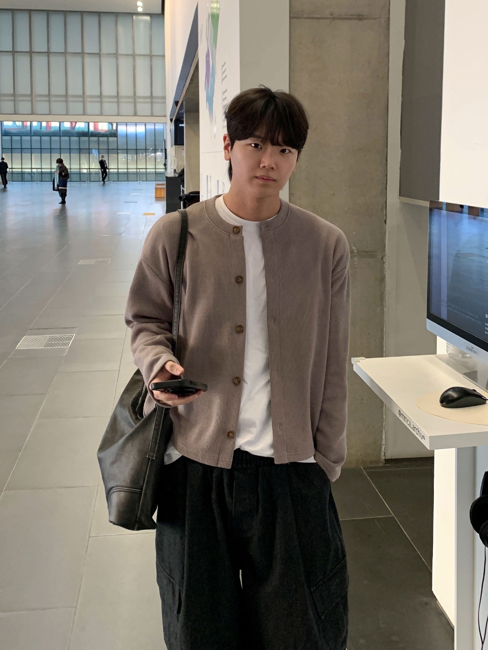 긴팔 티셔츠 모델 착용 이미지-S118L47