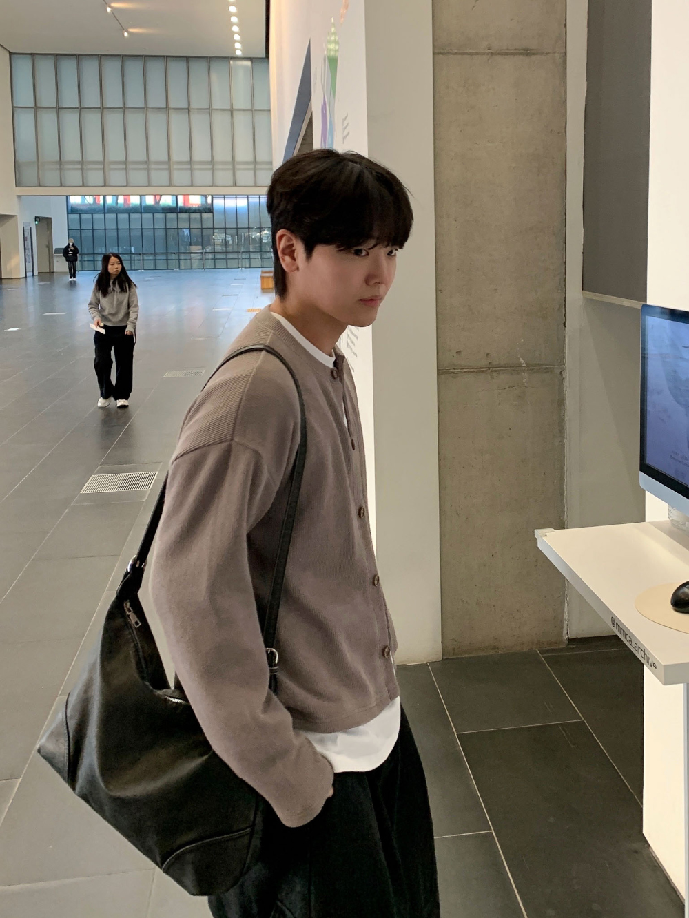 긴팔 티셔츠 모델 착용 이미지-S118L46