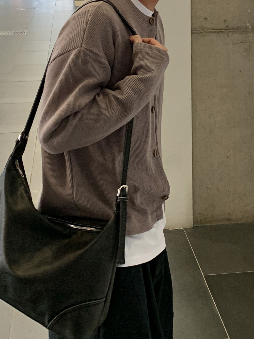 긴팔 티셔츠 모델 착용 이미지-S118L43