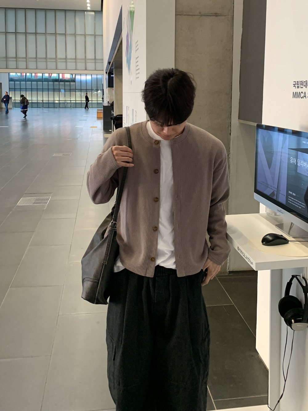 긴팔 티셔츠 모델 착용 이미지-S118L42