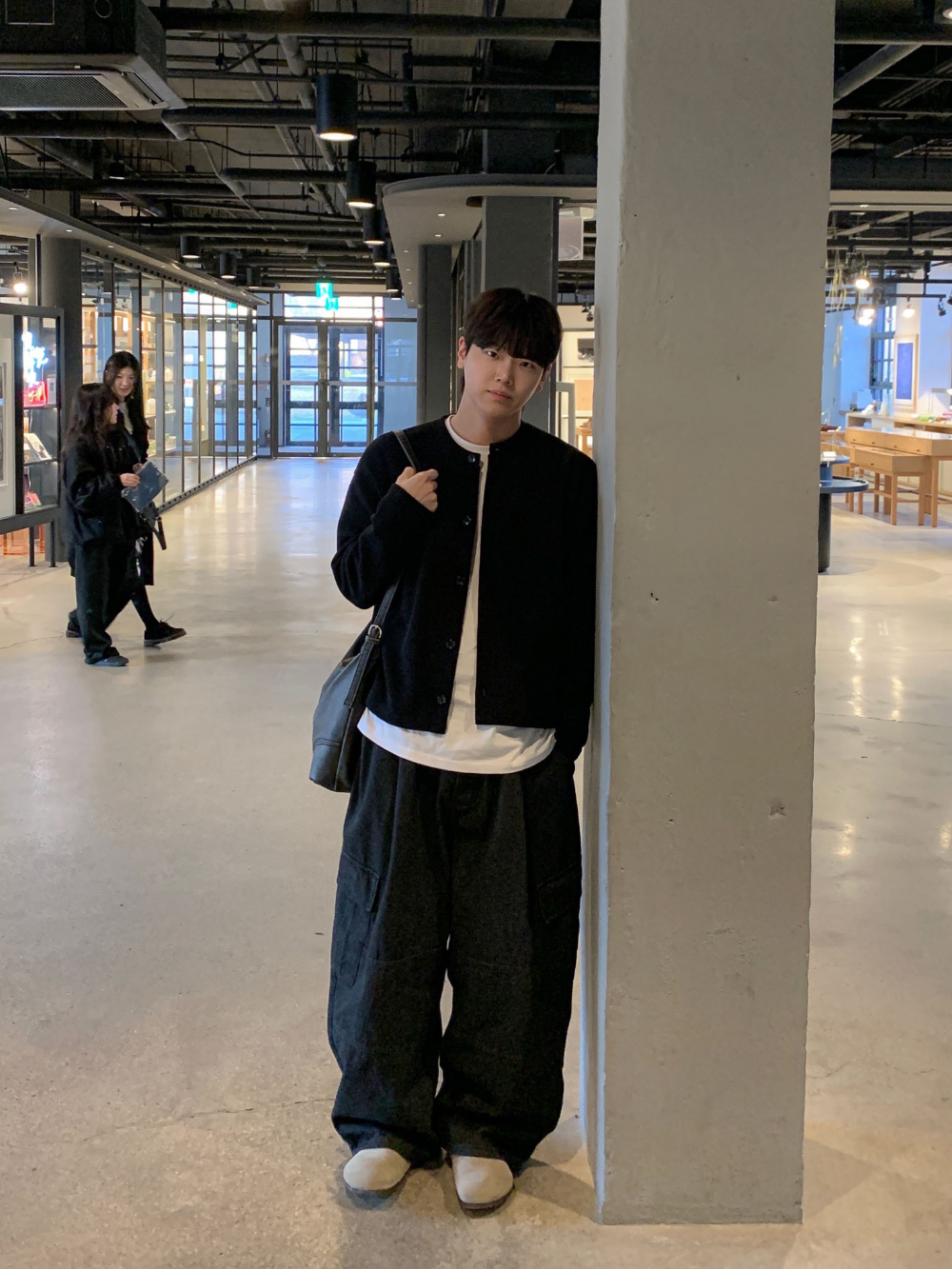 긴팔 티셔츠 모델 착용 이미지-S118L16