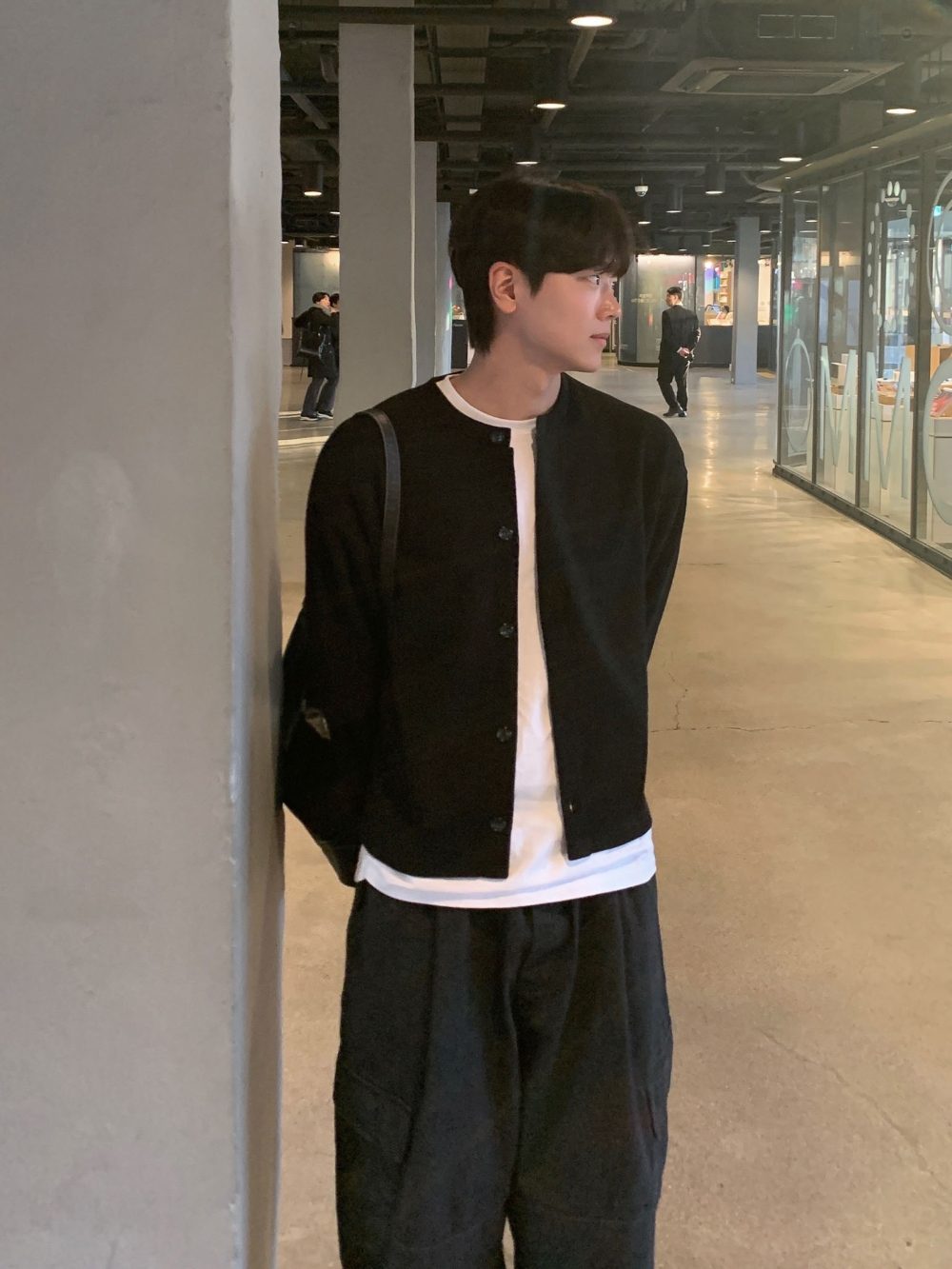 긴팔 티셔츠 모델 착용 이미지-S118L17