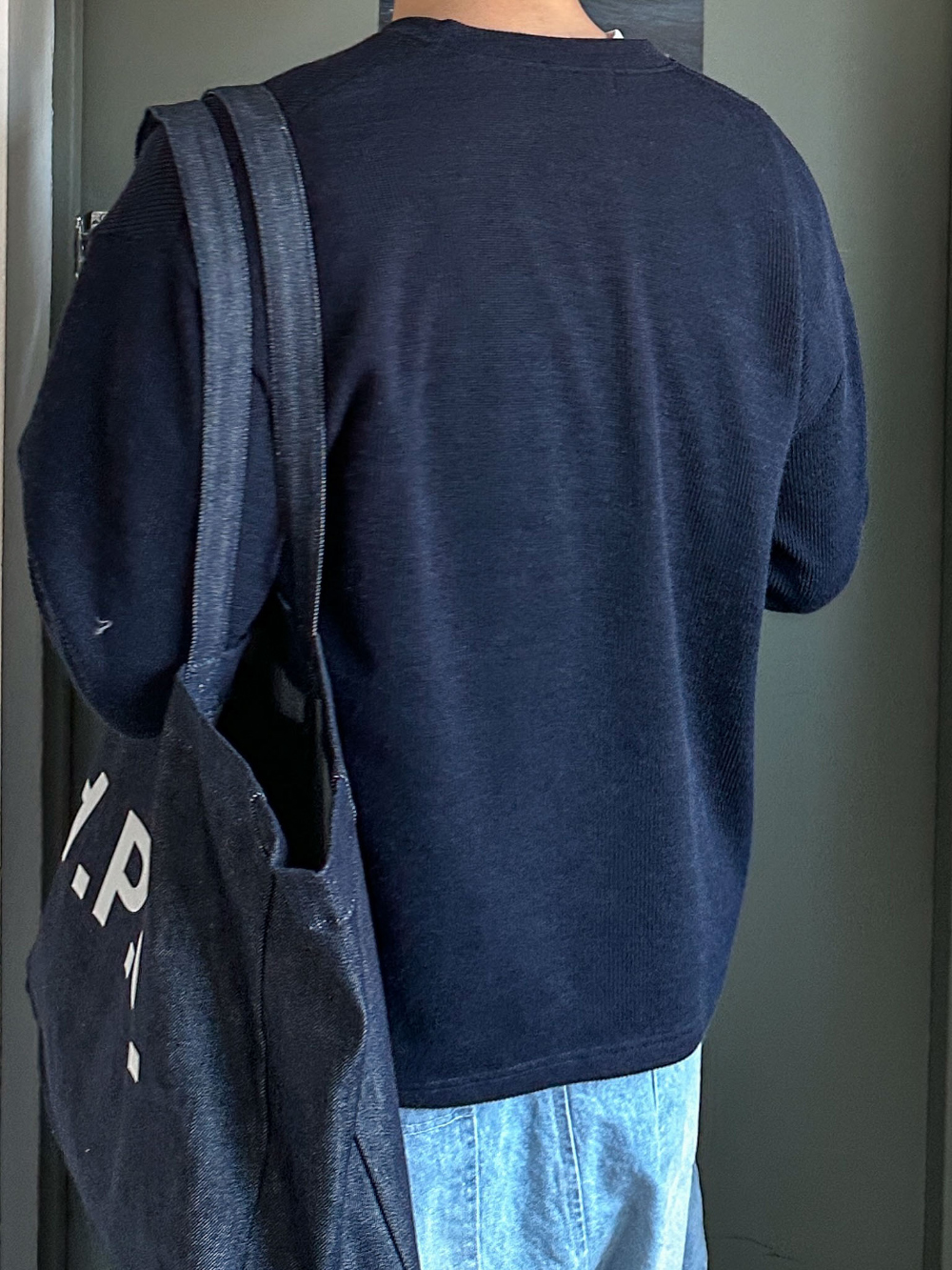 긴팔 티셔츠 모델 착용 이미지-S118L36