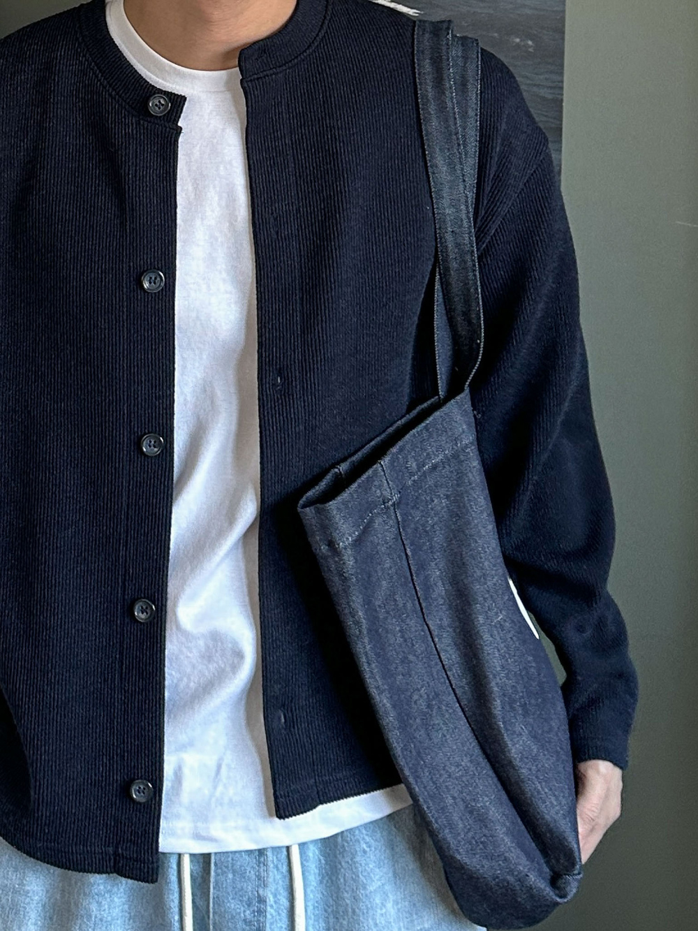 긴팔 티셔츠 모델 착용 이미지-S118L38