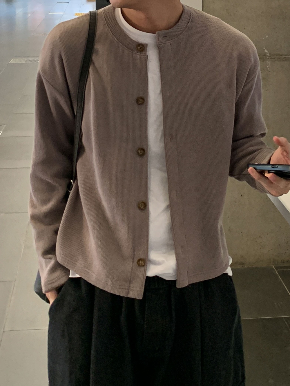 긴팔 티셔츠 모델 착용 이미지-S118L41