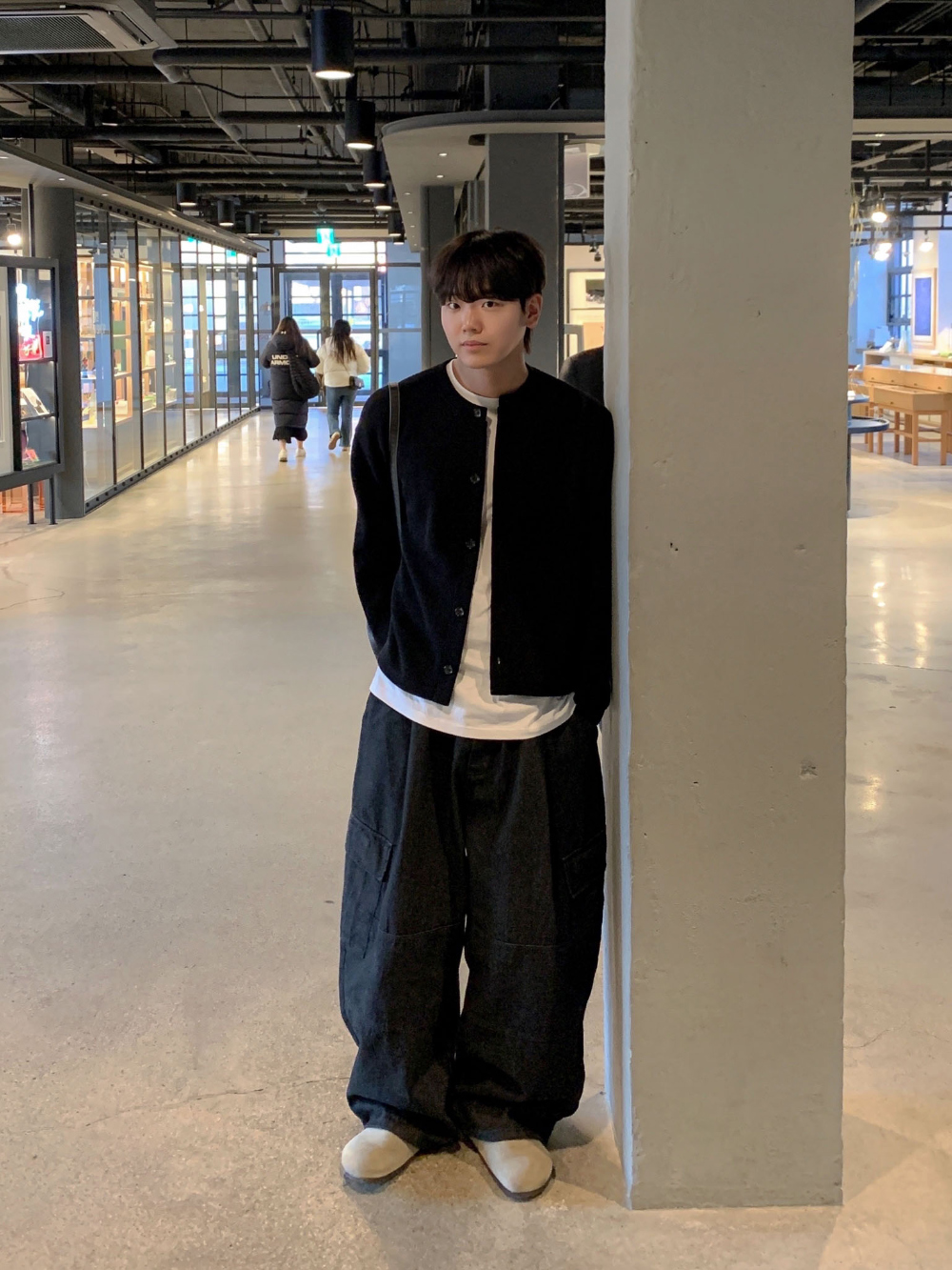 긴팔 티셔츠 모델 착용 이미지-S118L12