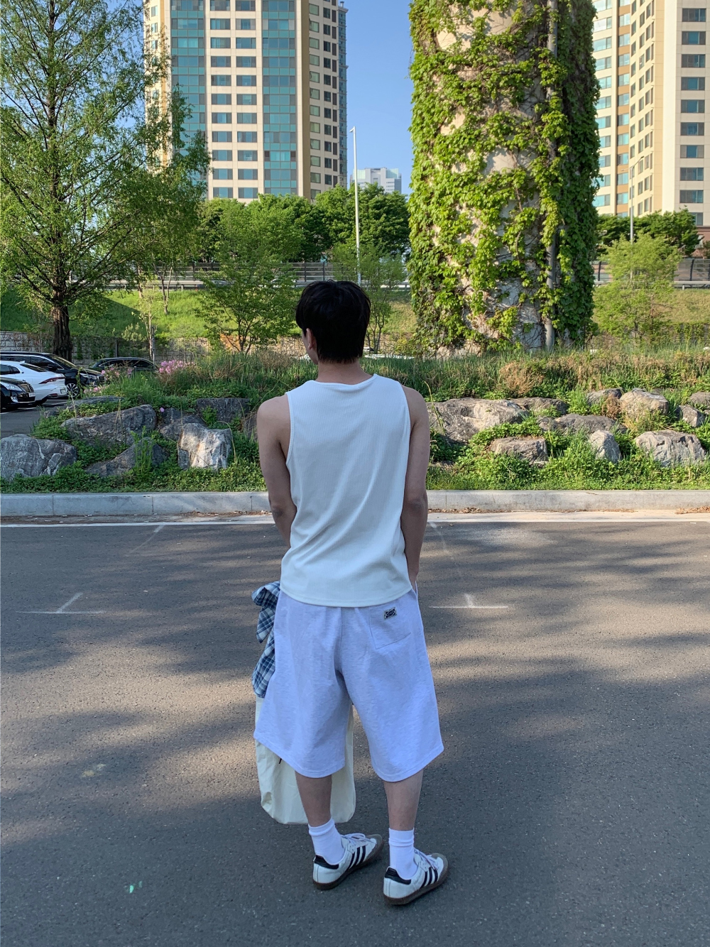민소매 모델 착용 이미지-S133L13