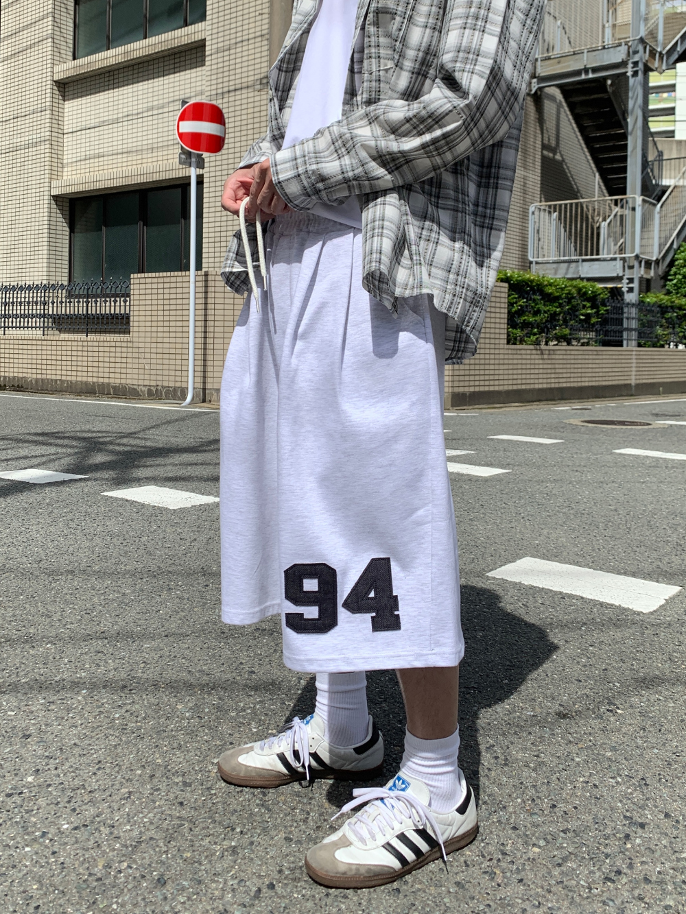 반바지 모델 착용 이미지-S136L10