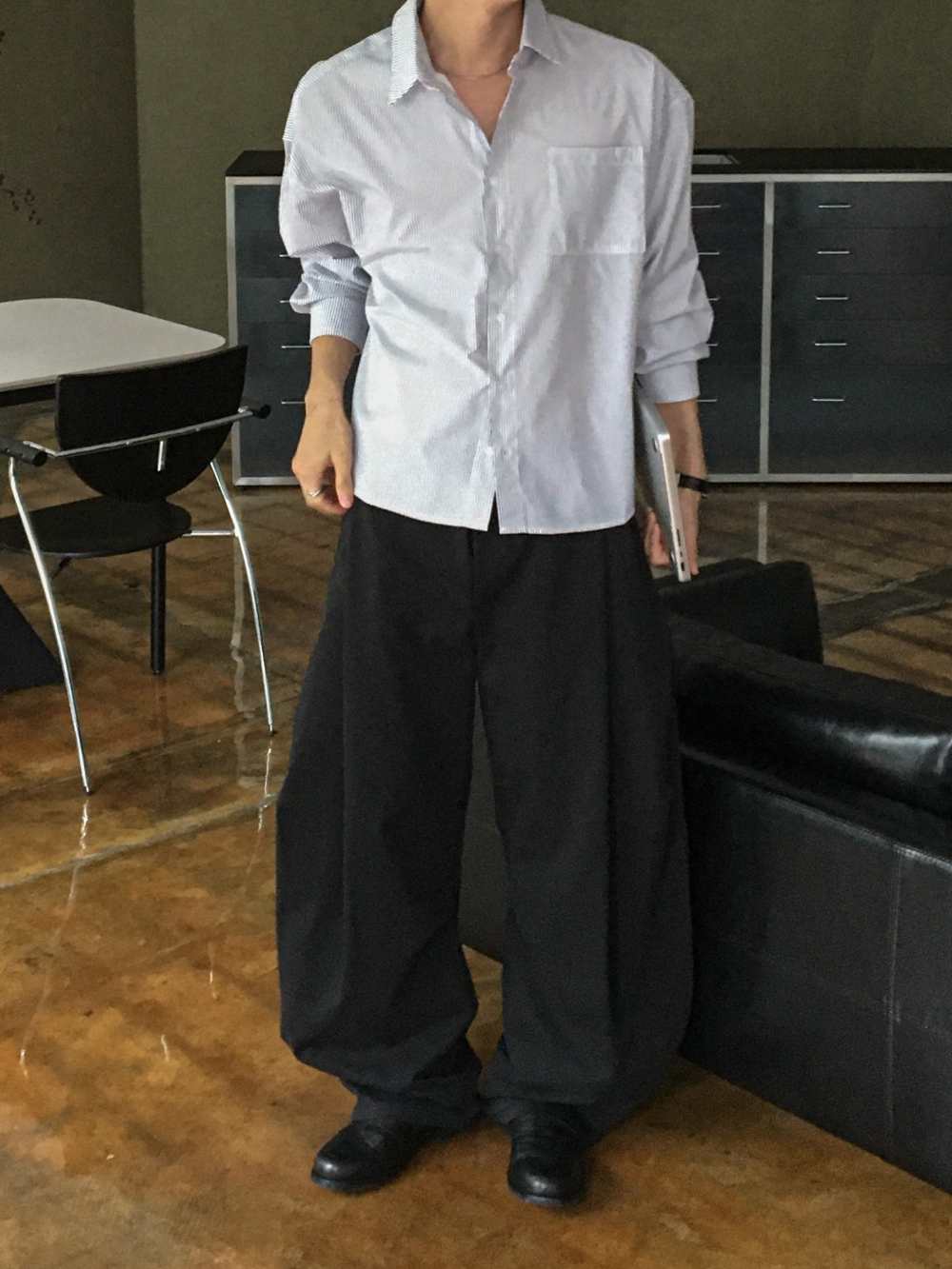 긴팔 티셔츠 모델 착용 이미지-S138L4